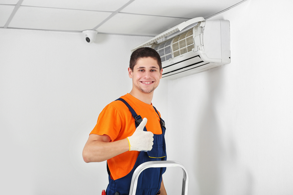 sigma-klima-servisi-sariyer HVAC technician servicing unit